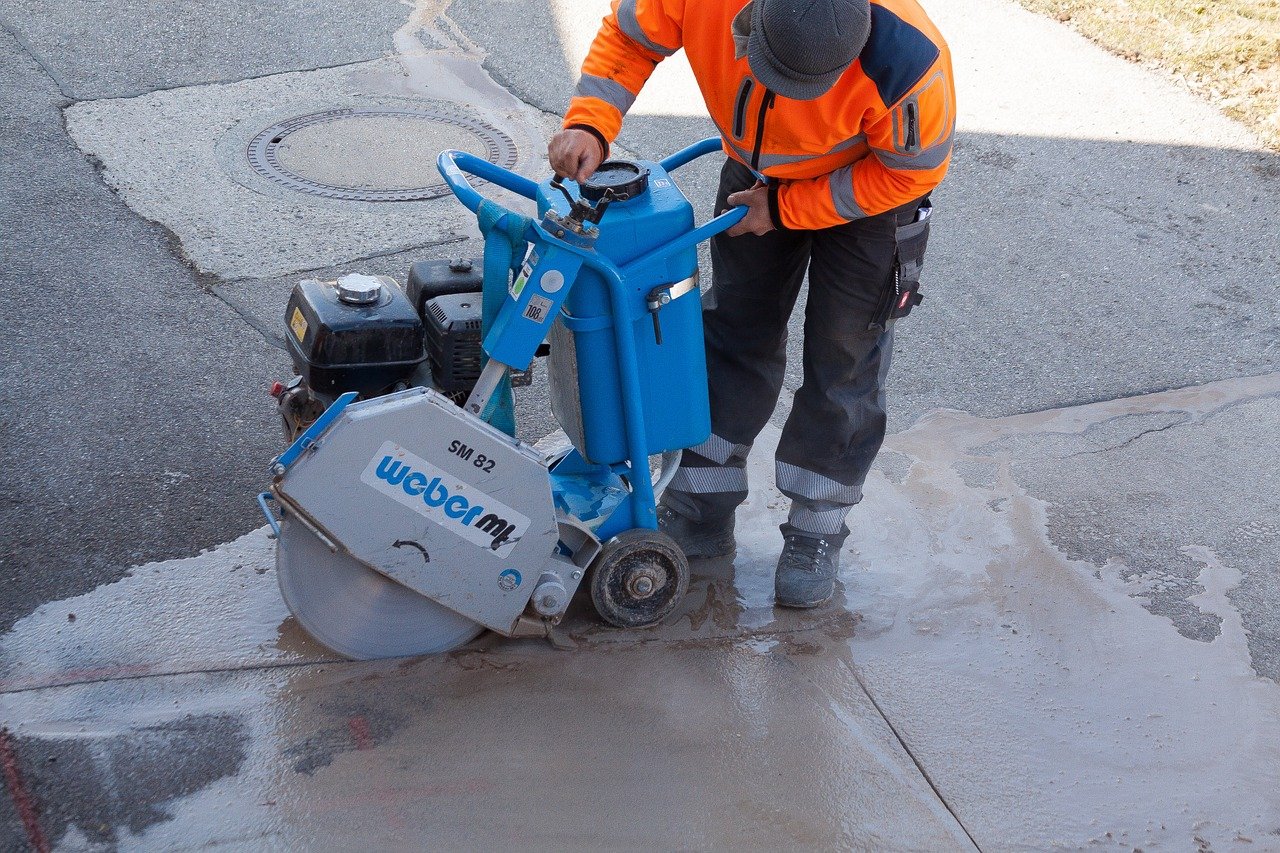 road construction, construction workers, teersäge-1264789.jpg